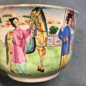 Une paire de tasses et soucoupes en porcelaine de Chine famille rose de Canton, datées 1831 — photo 39