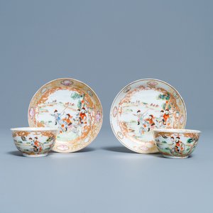 Une paire de tasses et soucoupes en porcelaine de Chine famille rose et doré à décor d'une chasse mongole, Qianlong — photo 1