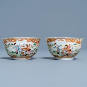 Une paire de tasses et soucoupes en porcelaine de Chine famille rose et doré à décor d'une chasse mongole, Qianlong — photo 6