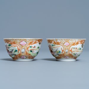 Une paire de tasses et soucoupes en porcelaine de Chine famille rose et doré à décor d'une chasse mongole, Qianlong — photo 7