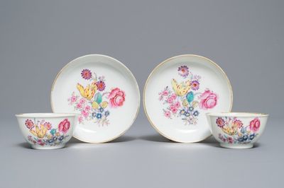 Une paire de tasses et soucoupes en porcelaine de Chine famille rose, Qianlong