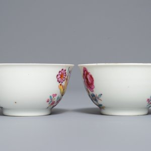 Une paire de tasses et soucoupes en porcelaine de Chine famille rose, Qianlong — photo 7