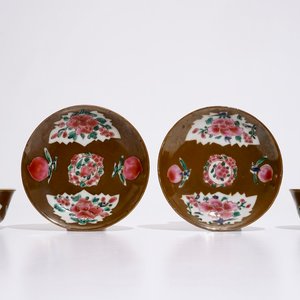 Une paire de tasses et soucoupes en porcelaine de Chine famille rose sur fond capucin, Qianlong — photo 1