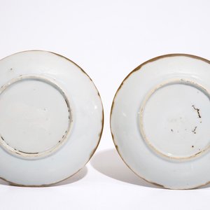 Une paire de tasses et soucoupes en porcelaine de Chine famille rose sur fond capucin, Qianlong — photo 3