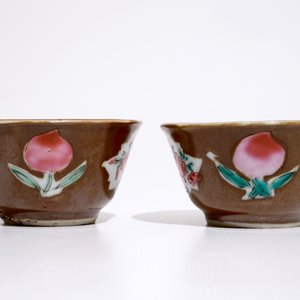 Une paire de tasses et soucoupes en porcelaine de Chine famille rose sur fond capucin, Qianlong — photo 5