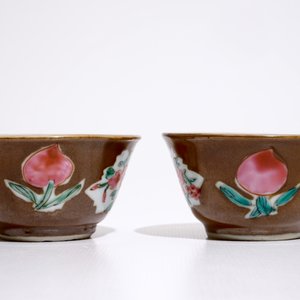 Une paire de tasses et soucoupes en porcelaine de Chine famille rose sur fond capucin, Qianlong — photo 7