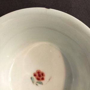 Une paire de tasses et soucoupes en porcelaine de Chine famille rose, Yongzheng, 1723-1735 — photo 17
