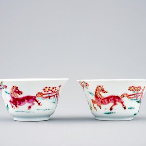 Une paire de tasses et soucoupes en porcelaine de Chine famille rose, Yongzheng, 1723-1735 — photo 4
