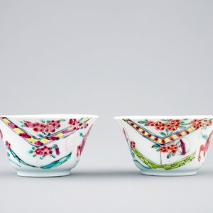 Une paire de tasses et soucoupes en porcelaine de Chine famille rose, Yongzheng, 1723-1735 — photo 5