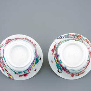Une paire de tasses et soucoupes en porcelaine de Chine famille rose, Yongzheng, 1723-1735 — photo 9