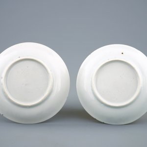 Une paire de tasses et soucoupes en porcelaine de Chine famille rose, Yongzheng, 1723-1735 — photo 3