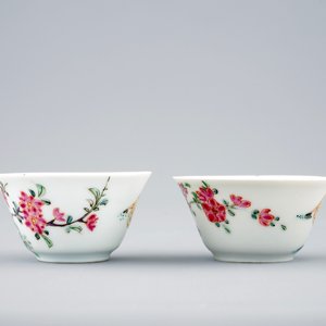 Une paire de tasses et soucoupes en porcelaine de Chine famille rose, Yongzheng, 1723-1735 — photo 5