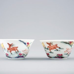 Une paire de tasses et soucoupes en porcelaine de Chine famille rose, Yongzheng, 1723-1735 — photo 7