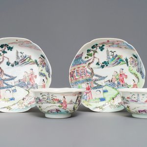 Une paire de tasses et soucoupes en porcelaine de Chine famille rose, Yongzheng — photo 1