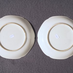 Une paire de tasses et soucoupes en porcelaine de Chine famille rose, Yongzheng — photo 11