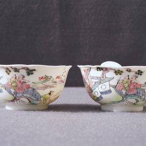 Une paire de tasses et soucoupes en porcelaine de Chine famille rose, Yongzheng — photo 13