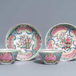Une paire de tasses et soucoupes en porcelaine de Chine famille rose, Yongzheng — photo 1