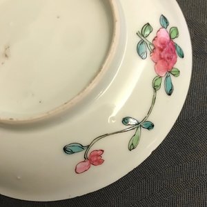 Une paire de tasses et soucoupes en porcelaine de Chine famille rose, Yongzheng — photo 12