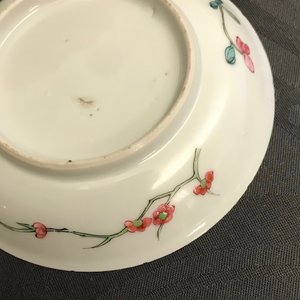 Une paire de tasses et soucoupes en porcelaine de Chine famille rose, Yongzheng — photo 13