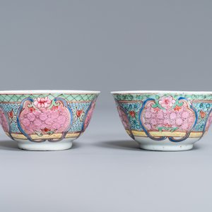 Une paire de tasses et soucoupes en porcelaine de Chine famille rose, Yongzheng — photo 6