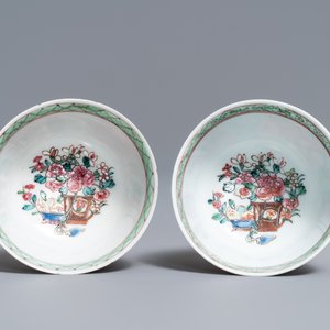 Une paire de tasses et soucoupes en porcelaine de Chine famille rose, Yongzheng — photo 8