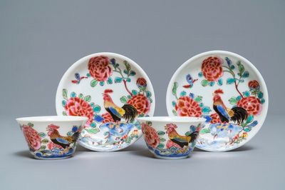 Une paire de tasses et soucoupes en porcelaine de Chine famille rose, Yongzheng/Qianlong