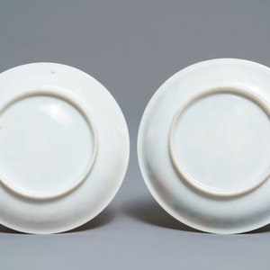 Une paire de tasses et soucoupes en porcelaine de Chine famille rose, Yongzheng/Qianlong — photo 3
