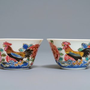 Une paire de tasses et soucoupes en porcelaine de Chine famille rose, Yongzheng/Qianlong — photo 4
