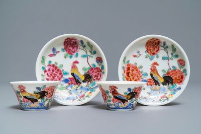 Une paire de tasses et soucoupes en porcelaine de Chine famille rose, Yongzheng/Qianlong