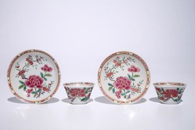 Une paire de tasses et soucoupes en porcelaine de Chine famille rose, Yongzheng/Qianlong