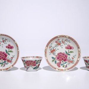 Une paire de tasses et soucoupes en porcelaine de Chine famille rose, Yongzheng/Qianlong — photo 1