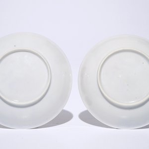 Une paire de tasses et soucoupes en porcelaine de Chine famille rose, Yongzheng/Qianlong — photo 3