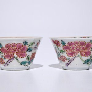 Une paire de tasses et soucoupes en porcelaine de Chine famille rose, Yongzheng/Qianlong — photo 4
