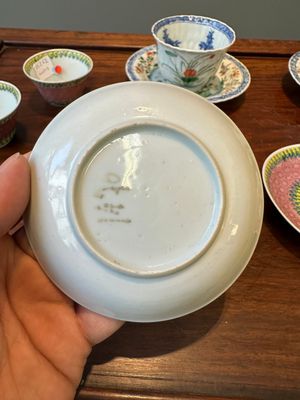 Une paire de tasses et soucoupes en porcelaine de Chine famille verte et une paire de tasses et soucoupes famille rose, Kangxi/Yongzheng — photo 14