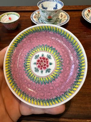 Une paire de tasses et soucoupes en porcelaine de Chine famille verte et une paire de tasses et soucoupes famille rose, Kangxi/Yongzheng — photo 16