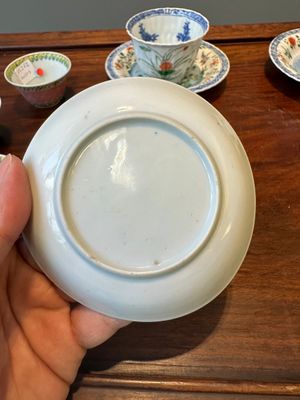 Une paire de tasses et soucoupes en porcelaine de Chine famille verte et une paire de tasses et soucoupes famille rose, Kangxi/Yongzheng — photo 17