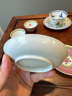 Une paire de tasses et soucoupes en porcelaine de Chine famille verte et une paire de tasses et soucoupes famille rose, Kangxi/Yongzheng — photo 19