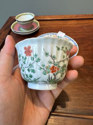 Une paire de tasses et soucoupes en porcelaine de Chine famille verte et une paire de tasses et soucoupes famille rose, Kangxi/Yongzheng — photo 21
