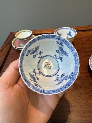 Une paire de tasses et soucoupes en porcelaine de Chine famille verte et une paire de tasses et soucoupes famille rose, Kangxi/Yongzheng — photo 31