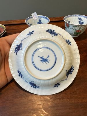 Une paire de tasses et soucoupes en porcelaine de Chine famille verte et une paire de tasses et soucoupes famille rose, Kangxi/Yongzheng — photo 39