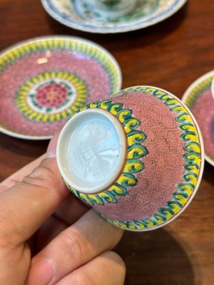 Une paire de tasses et soucoupes en porcelaine de Chine famille verte et une paire de tasses et soucoupes famille rose, Kangxi/Yongzheng — photo 6