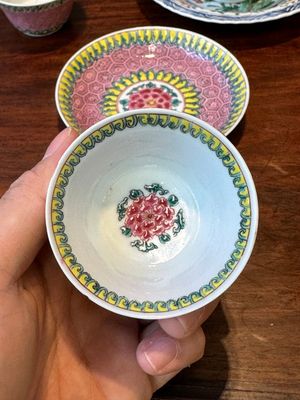 Une paire de tasses et soucoupes en porcelaine de Chine famille verte et une paire de tasses et soucoupes famille rose, Kangxi/Yongzheng — photo 7