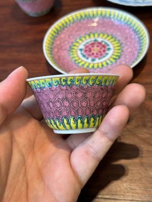 Une paire de tasses et soucoupes en porcelaine de Chine famille verte et une paire de tasses et soucoupes famille rose, Kangxi/Yongzheng — photo 8