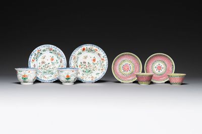 Une paire de tasses et soucoupes en porcelaine de Chine famille verte et une paire de tasses et soucoupes famille rose, Kangxi/Yongzheng