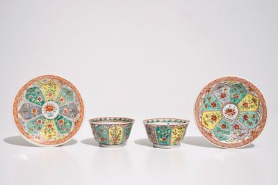 Une paire de tasses et soucoupes en porcelaine de Chine famille verte, Kangxi