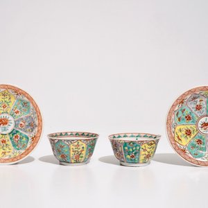 Une paire de tasses et soucoupes en porcelaine de Chine famille verte, Kangxi — photo 1