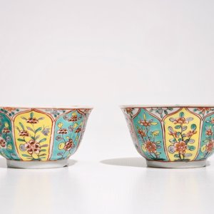 Une paire de tasses et soucoupes en porcelaine de Chine famille verte, Kangxi — photo 6