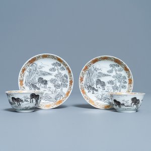 Une paire de tasses et soucoupes en porcelaine de Chine grisaille et doré à décor de buffles, Yongzheng — photo 1