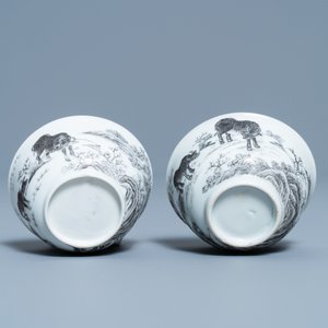 Une paire de tasses et soucoupes en porcelaine de Chine grisaille et doré à décor de buffles, Yongzheng — photo 9