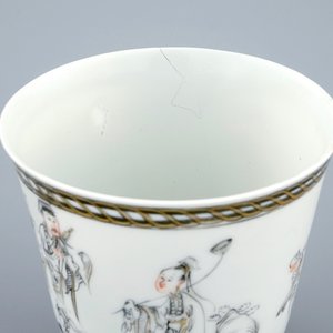 Une paire de tasses et soucoupes en porcelaine de Chine grisaille et doré aux immortels, Qianlong, 18ème — photo 6